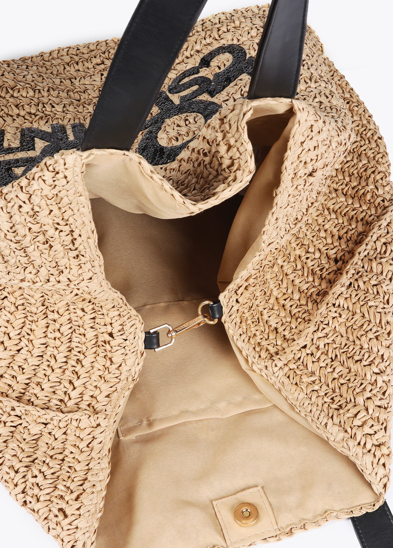 BOLSO EFECTO RAFIA CON LOGO BRILLANTE