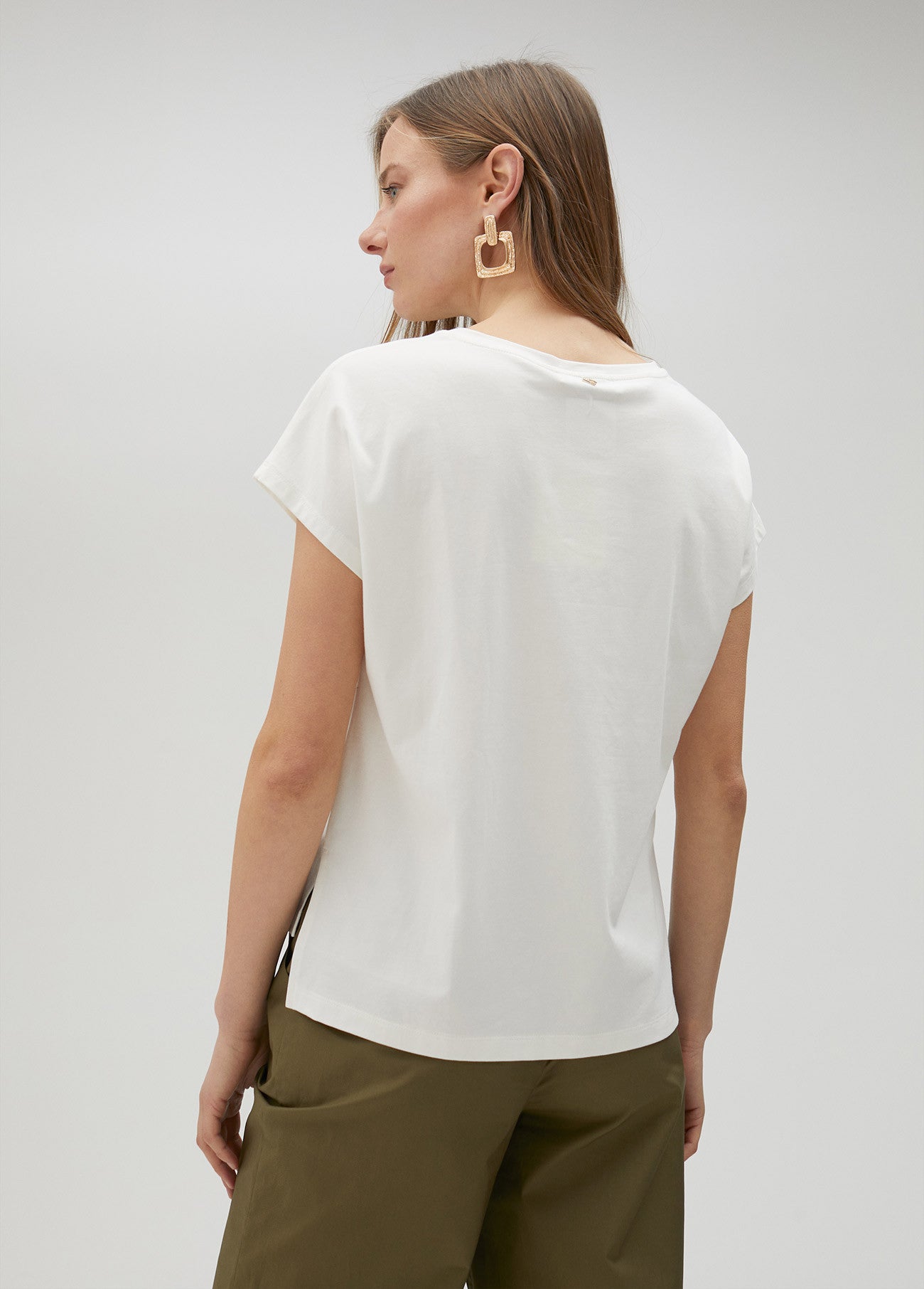 CAMISETA LETRAS LOGO DORADAS BLANCA