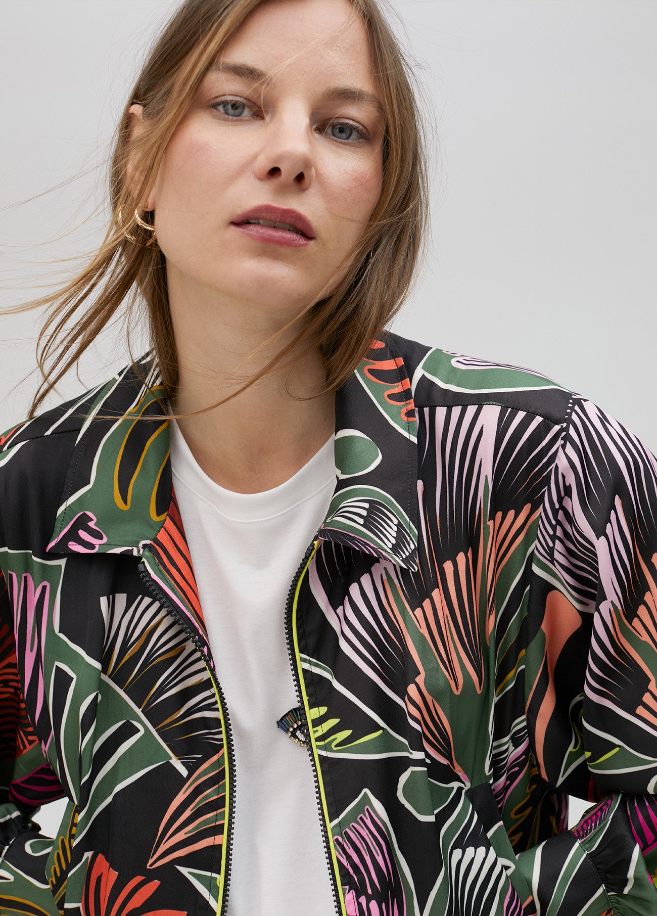 CHAQUETA BOMBER ESTAMPADA SATÉN