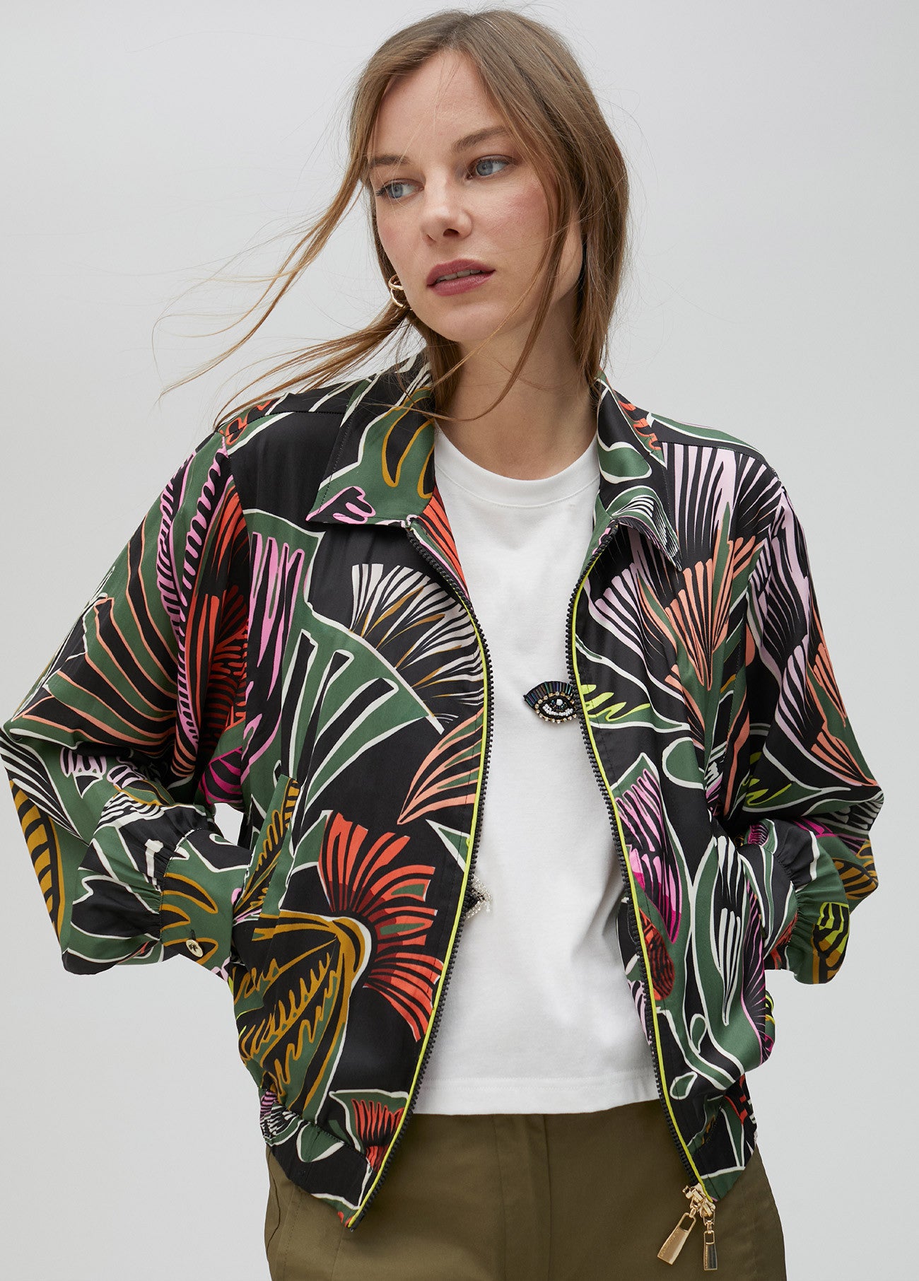 CHAQUETA BOMBER ESTAMPADA SATÉN