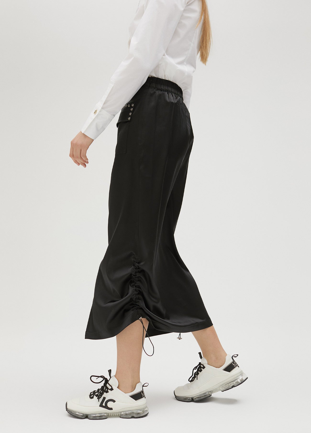 FALDA SATINADA CON TACHAS