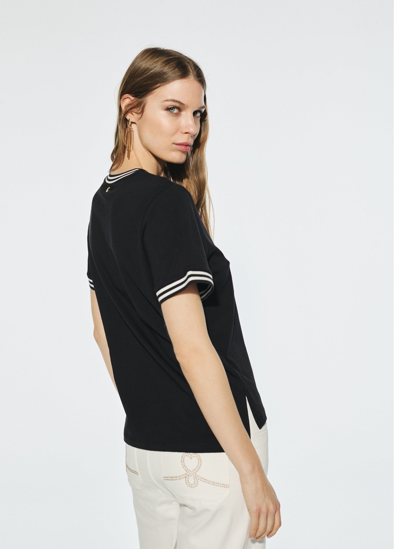 CAMISETA MANGA CORTA NEGRA CON FLOR FRONTAL