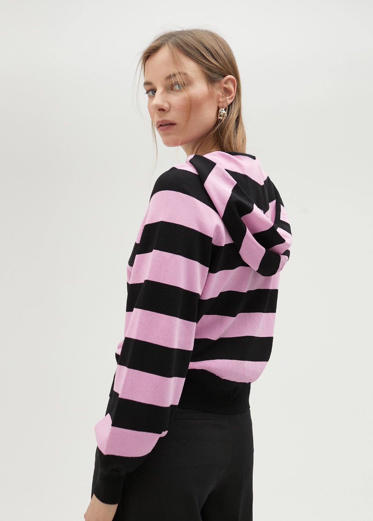 SUDADERA DE PUNTO CON CAPUCHA