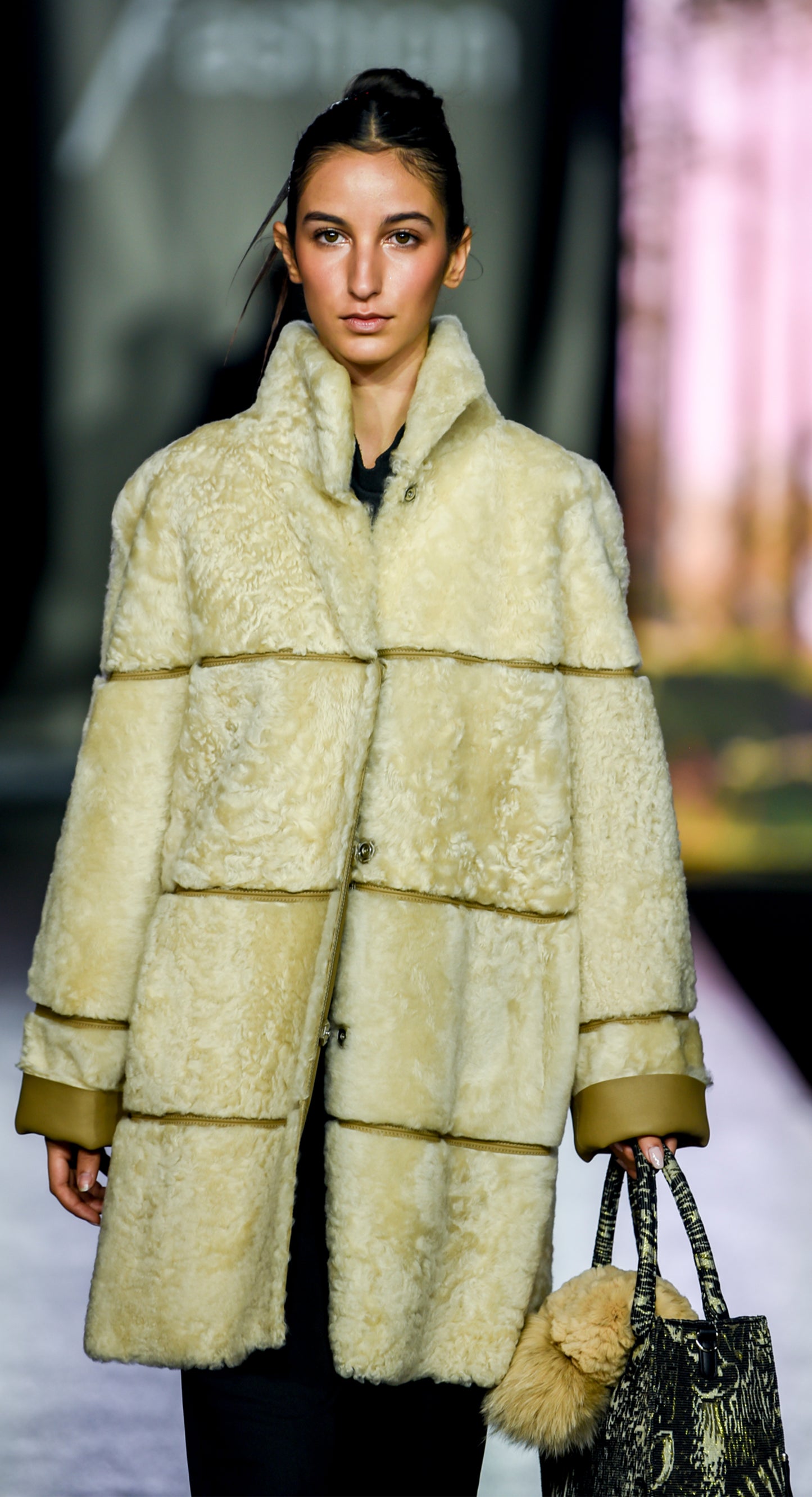 ABRIGO DE CORDERO REVERSIBLE BEIGE - TALLA 42