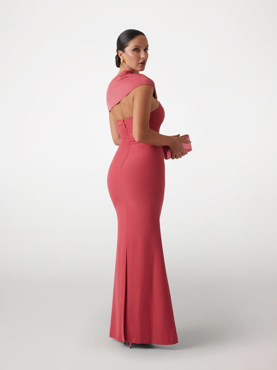 VESTIDO LARGO DE CREPÉ CON RIBETE DE SATÉN CORAL DE MARCIANO BY GUESS