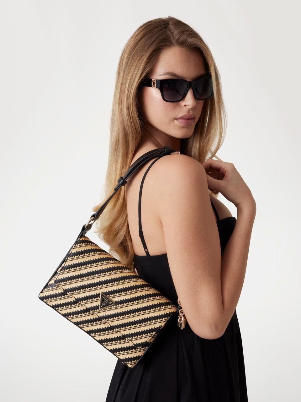 MINI BOLSO AL HOMBRO SIMONA DE RAFIA NEGRO GUESS