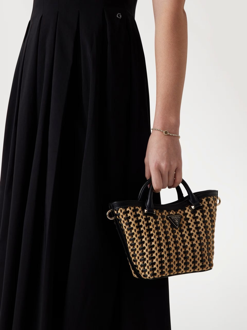 MINI BOLSO DE MANO ATALIA DE RAFIA NEGRO GUESS