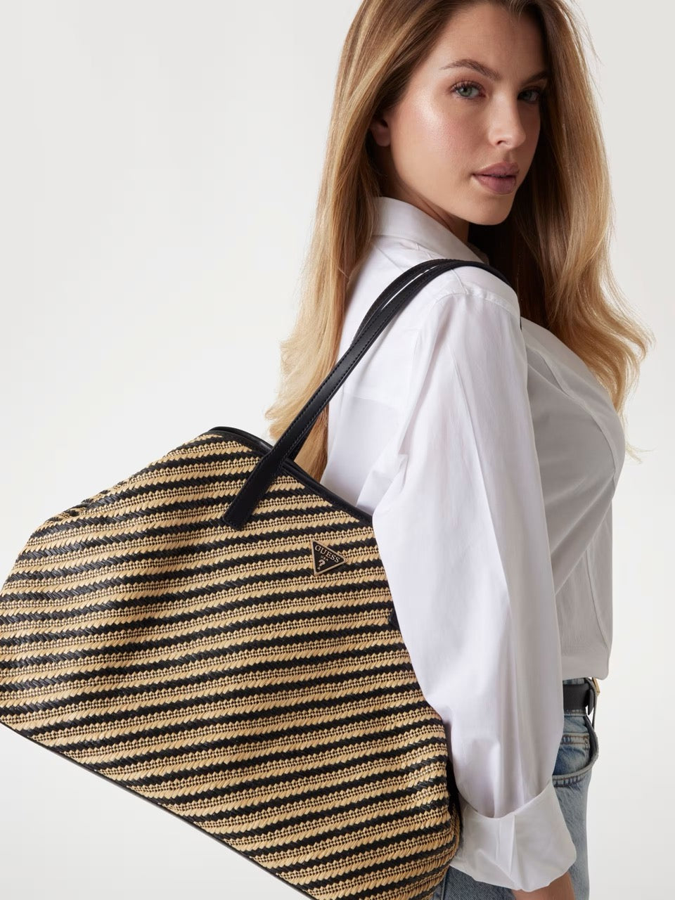 SHOPPER VIKKI II CON POCHETTE NEGRO GUESS