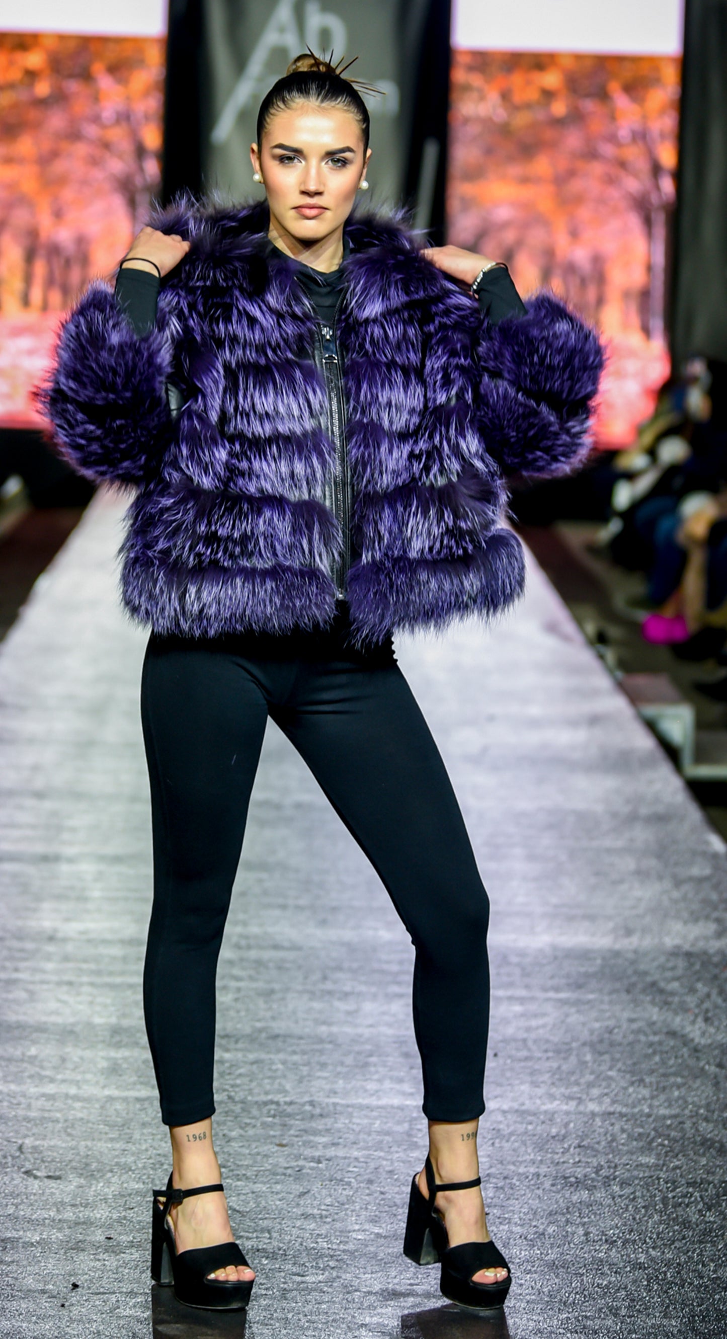 CHAQUETA DE ZORRO CON CREMALLERA Y CAPUCHA MORADO - TALLA 44