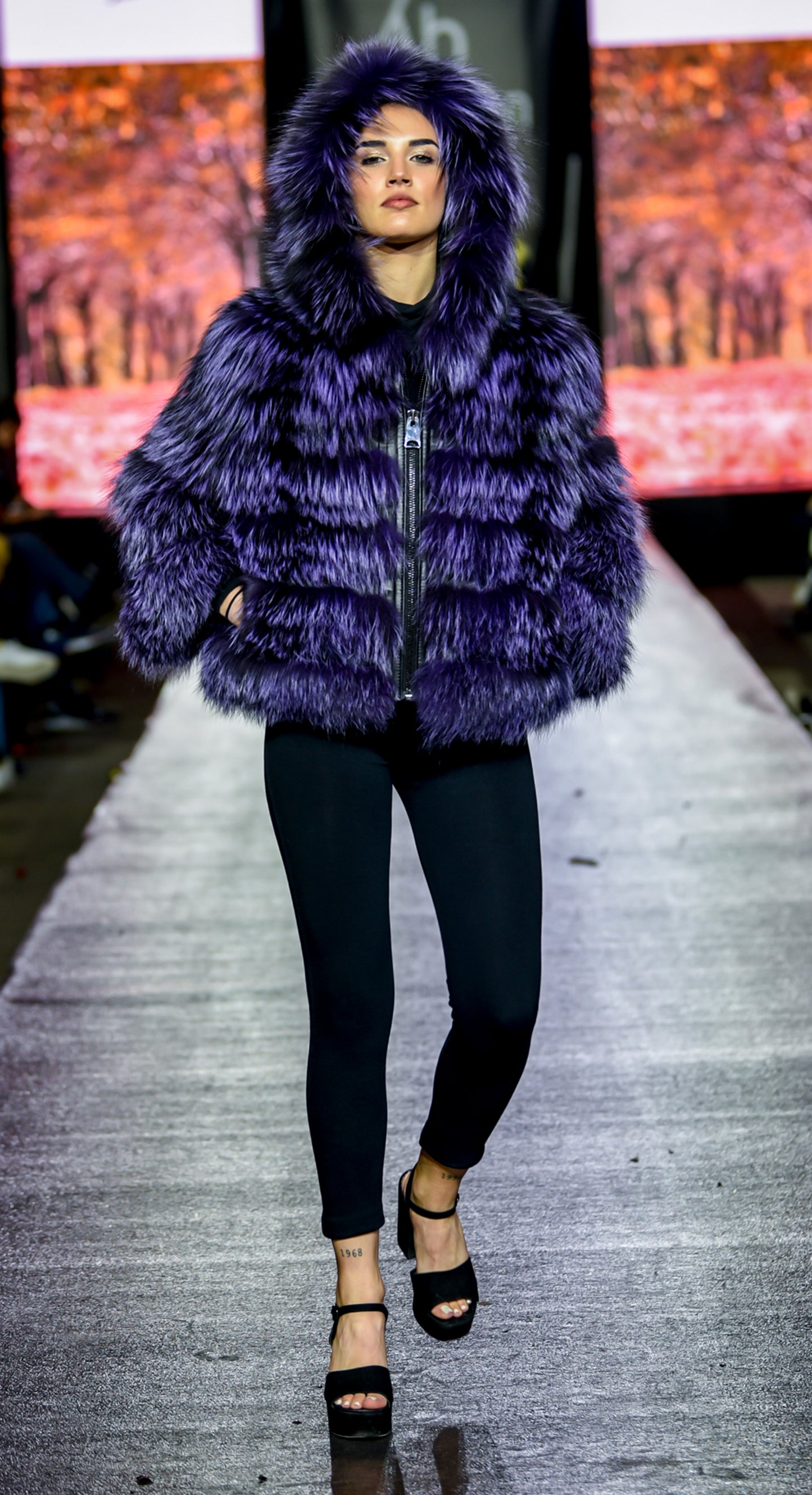 CHAQUETA DE ZORRO CON CREMALLERA Y CAPUCHA MORADO - TALLA 44