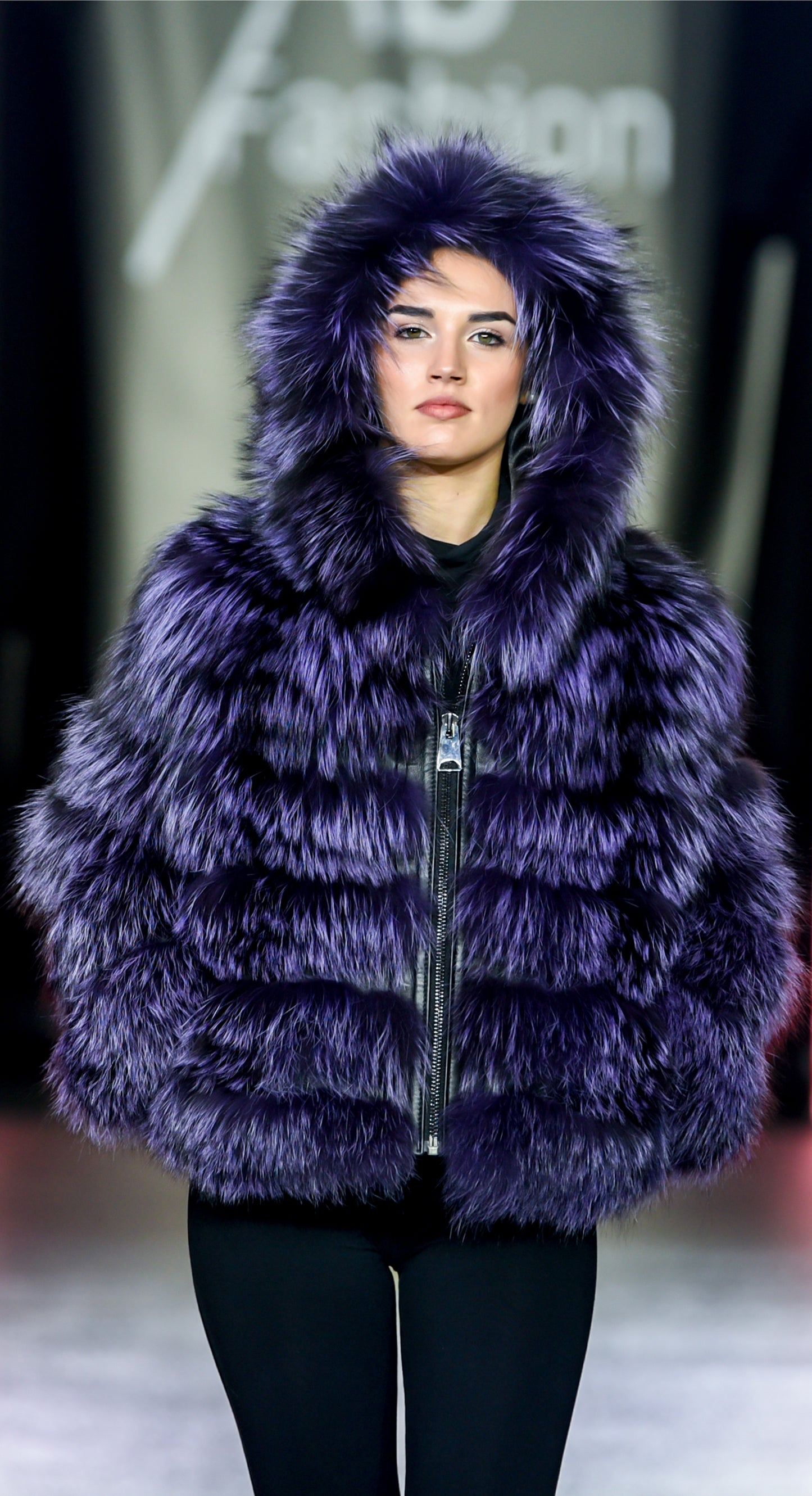 CHAQUETA DE ZORRO CON CREMALLERA Y CAPUCHA MORADO - TALLA 44