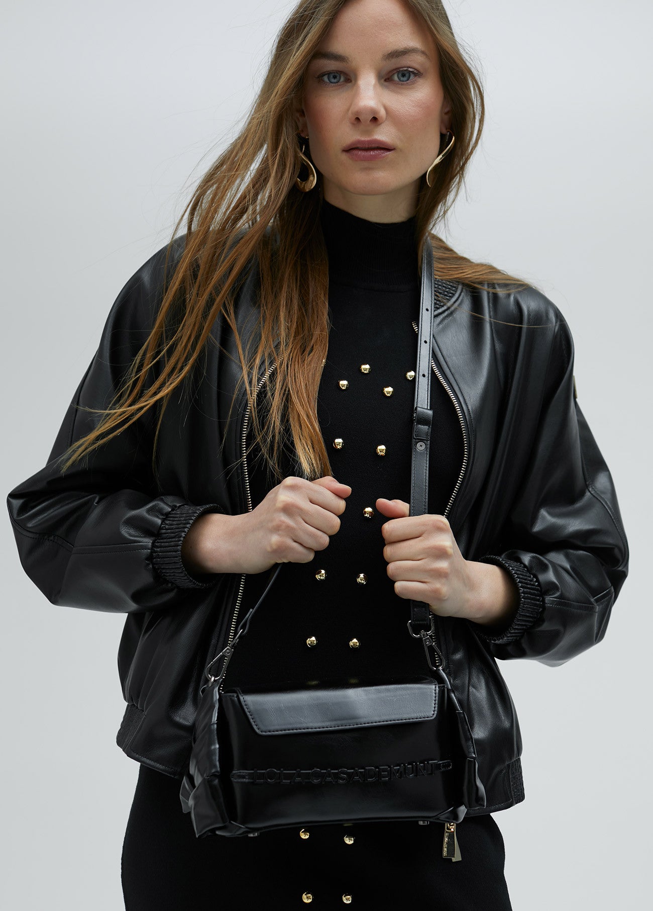 BOLSO BANDOLERA CON DETALLES LATERALES
