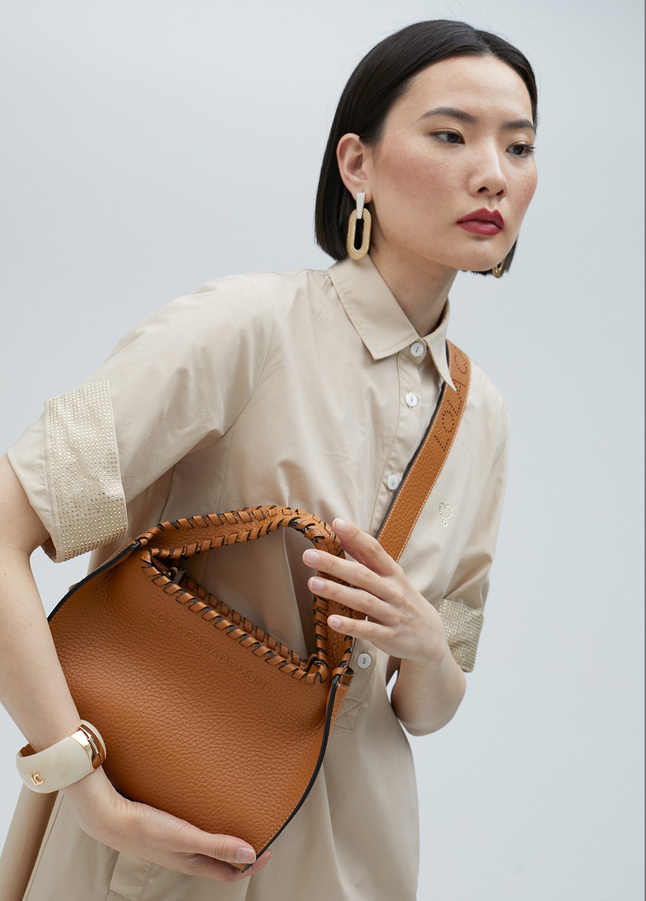 BOLSO BANDOLERA CON PESPUNTES CAMEL