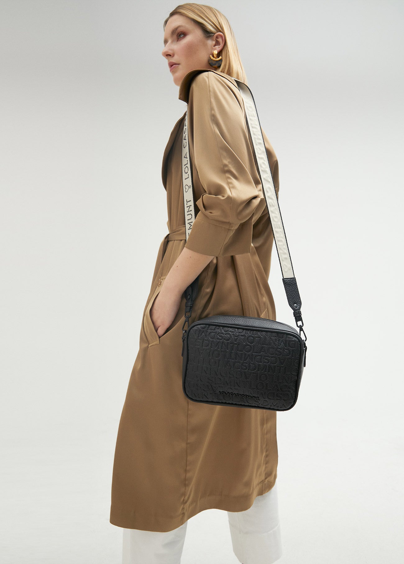 BOLSO BANDOLERA MONOGRAMA NEGRO