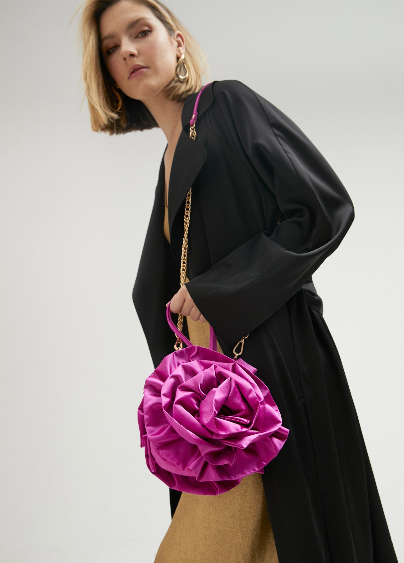 BOLSO FLOR EN SATÉN FUCSIA