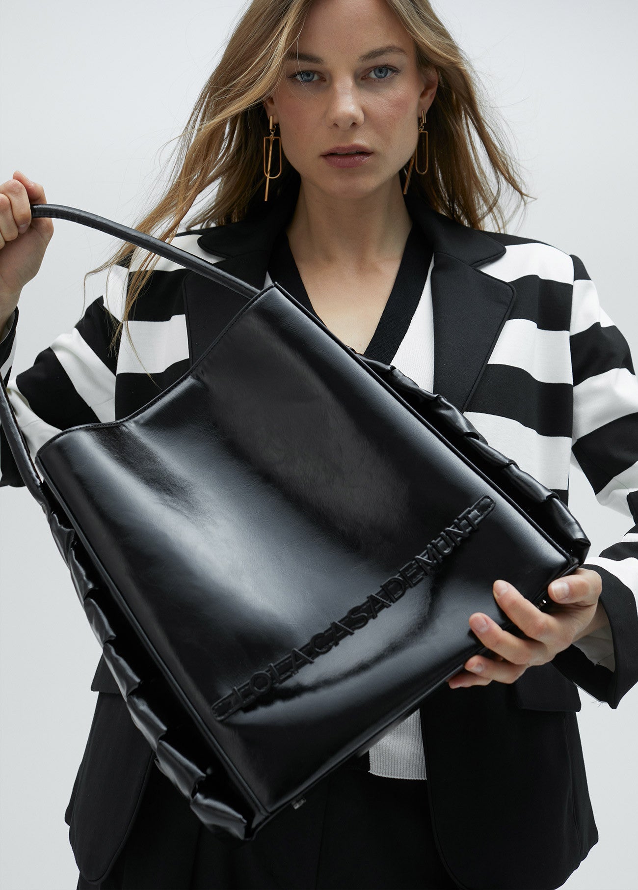 BOLSO SHOPPER CON DETALLES LATERALES