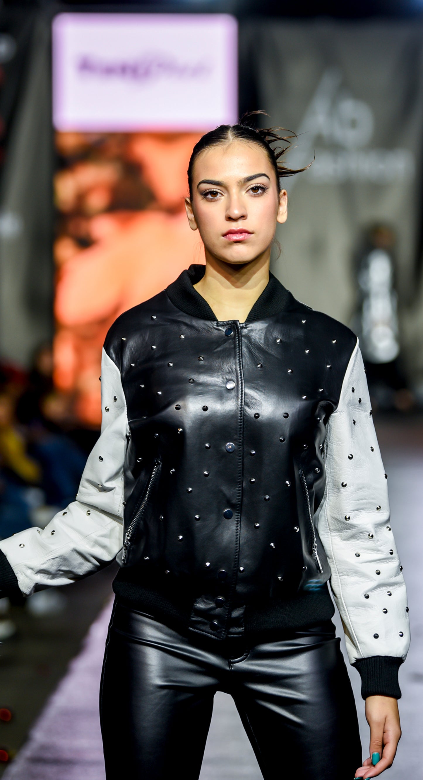CHAQUETA BOMBER NAPA BLANCO Y NEGRO CON TACHUELLAS - TALLA 44