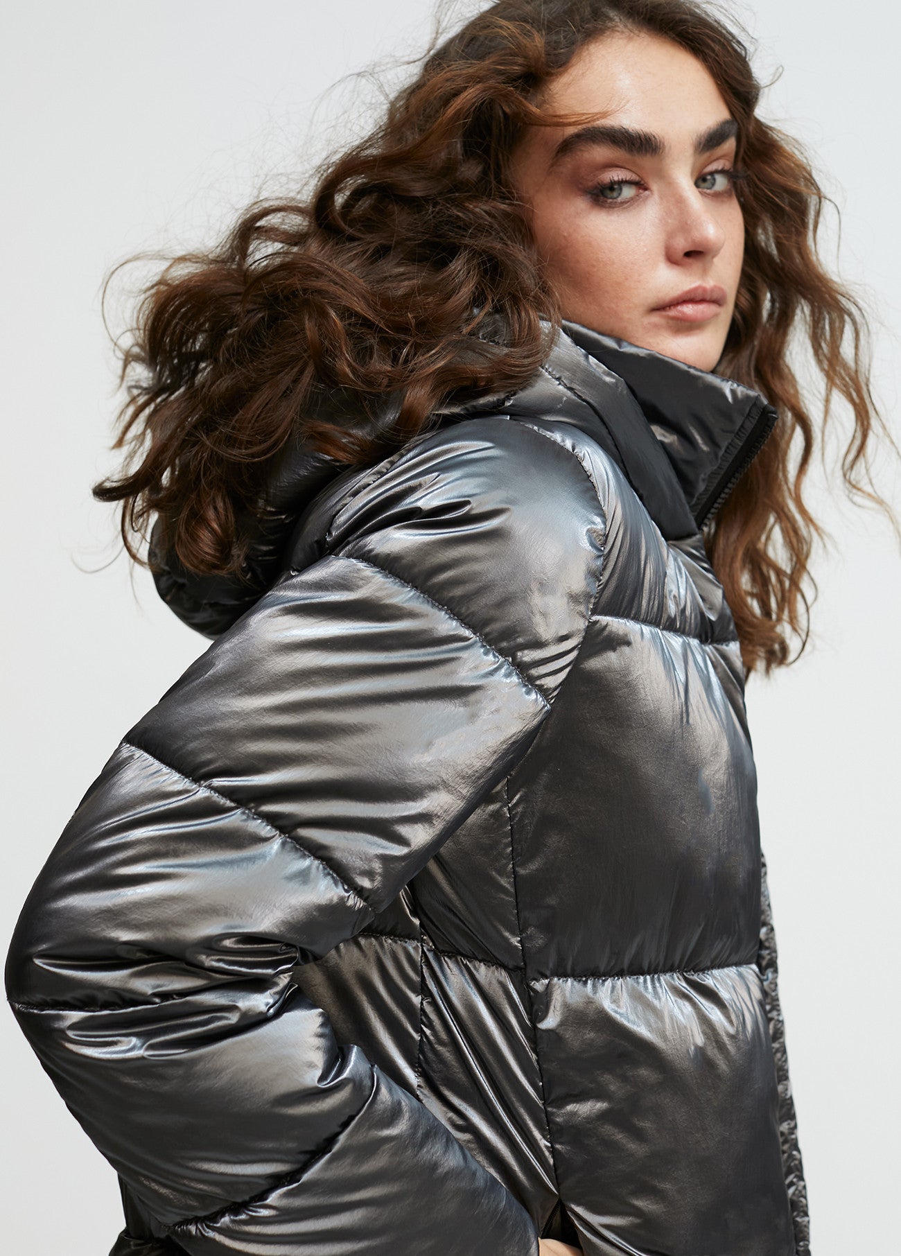 CHAQUETA LARGA ACOLCHADA METALIZADA CON CAPUCHA