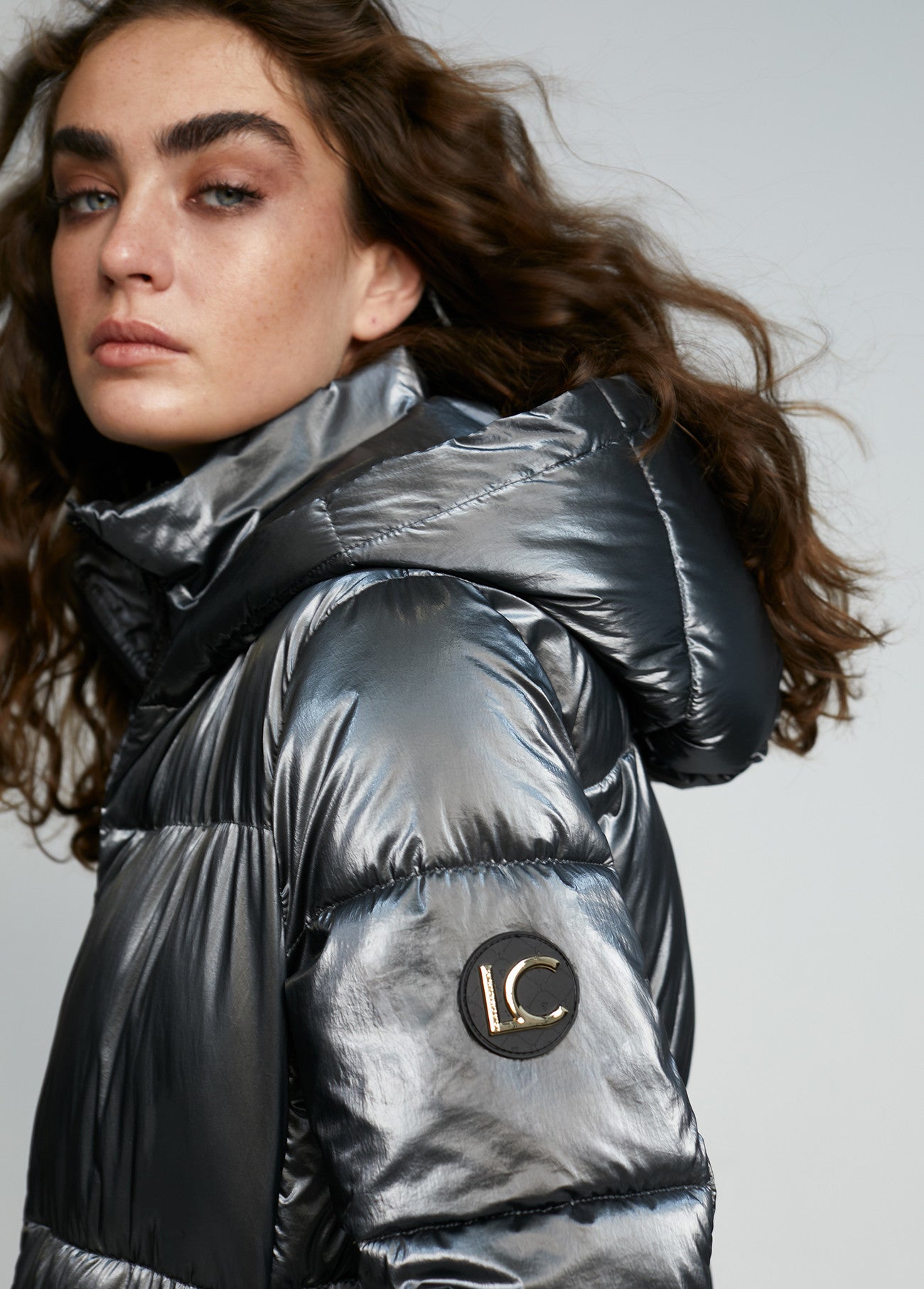 CHAQUETA LARGA ACOLCHADA METALIZADA CON CAPUCHA