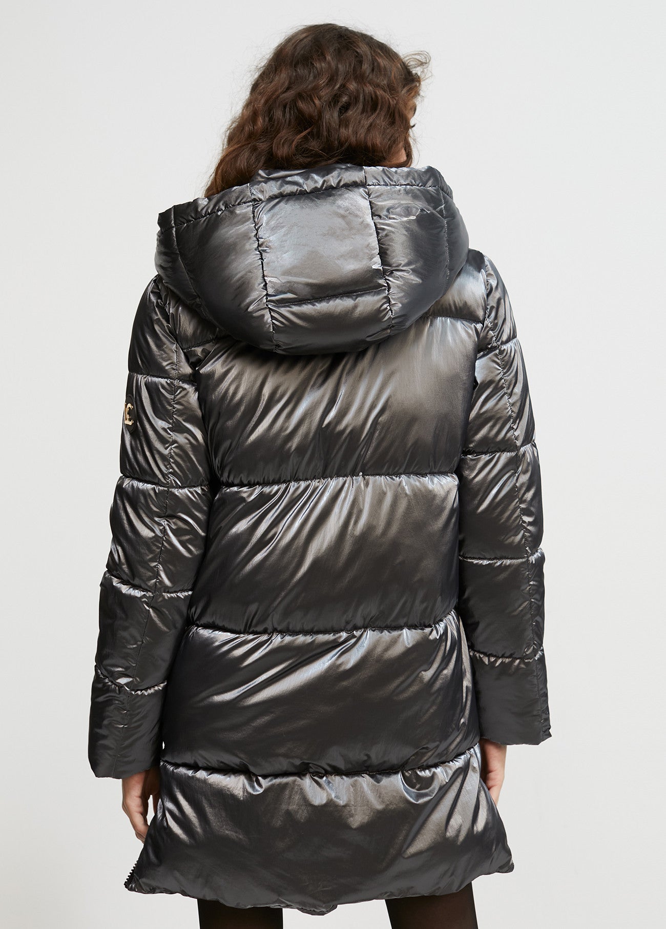 CHAQUETA LARGA ACOLCHADA METALIZADA CON CAPUCHA