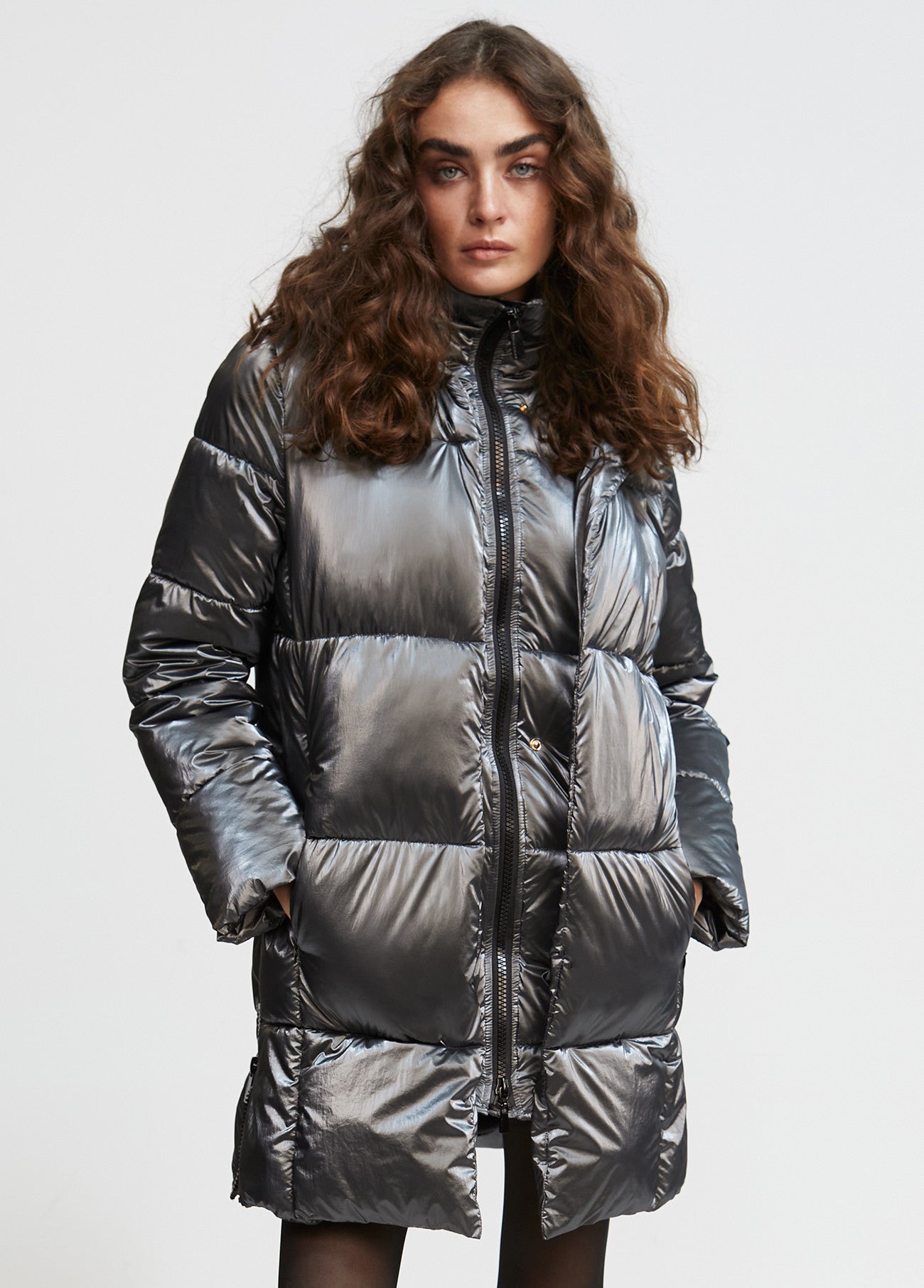 CHAQUETA LARGA ACOLCHADA METALIZADA CON CAPUCHA
