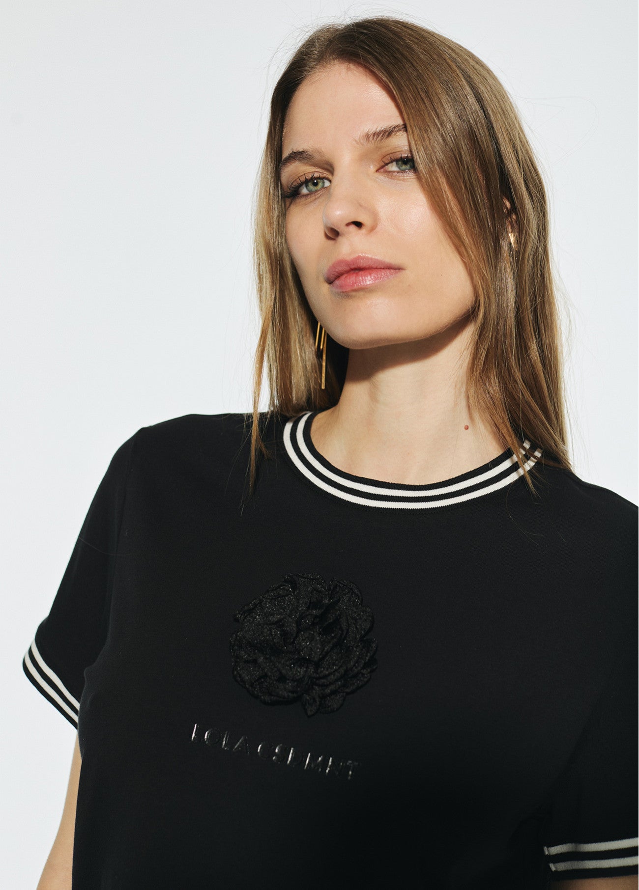CAMISETA MANGA CORTA NEGRA CON FLOR FRONTAL