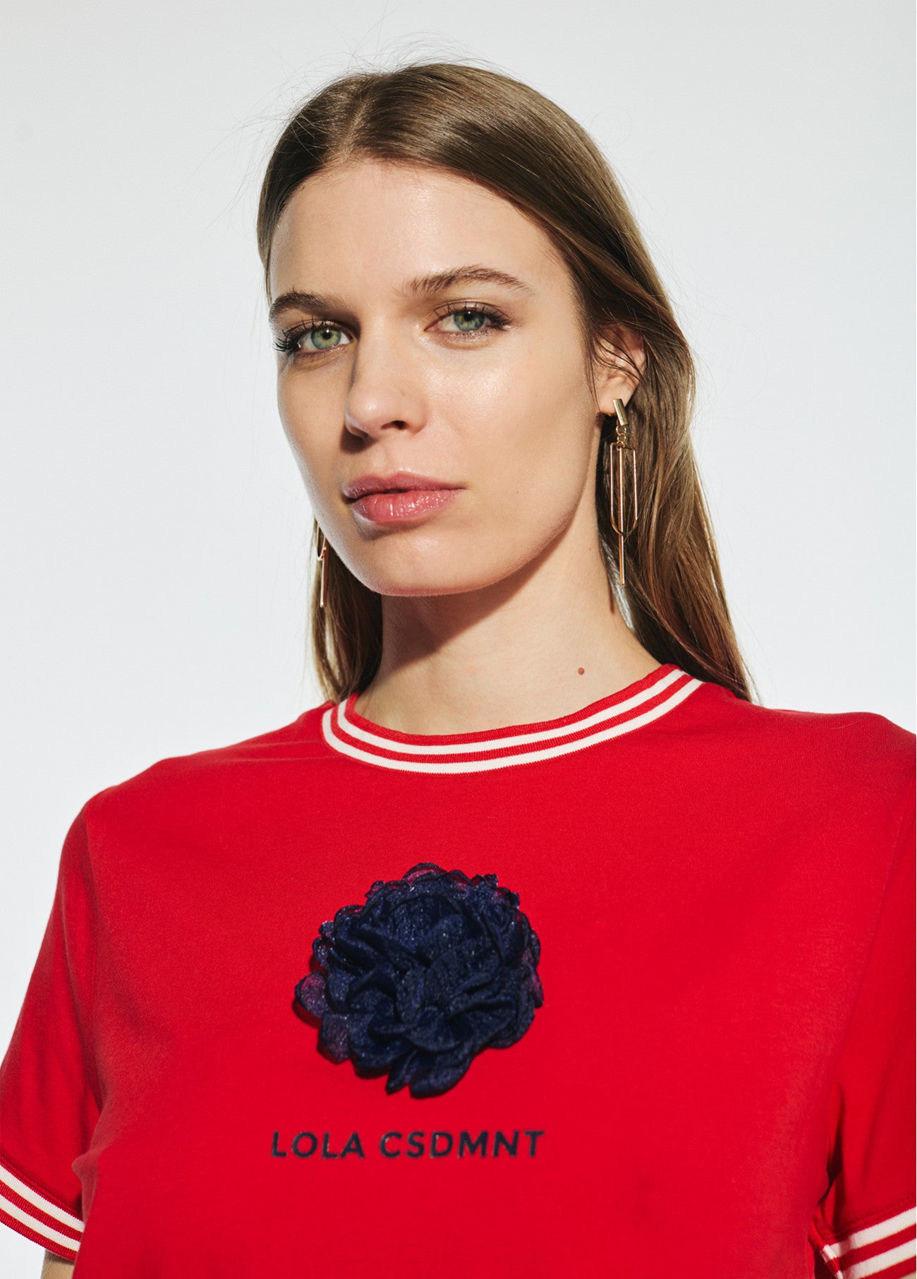 CAMISETA MANGA CORTA ROJA CON FLOR FRONTAL
