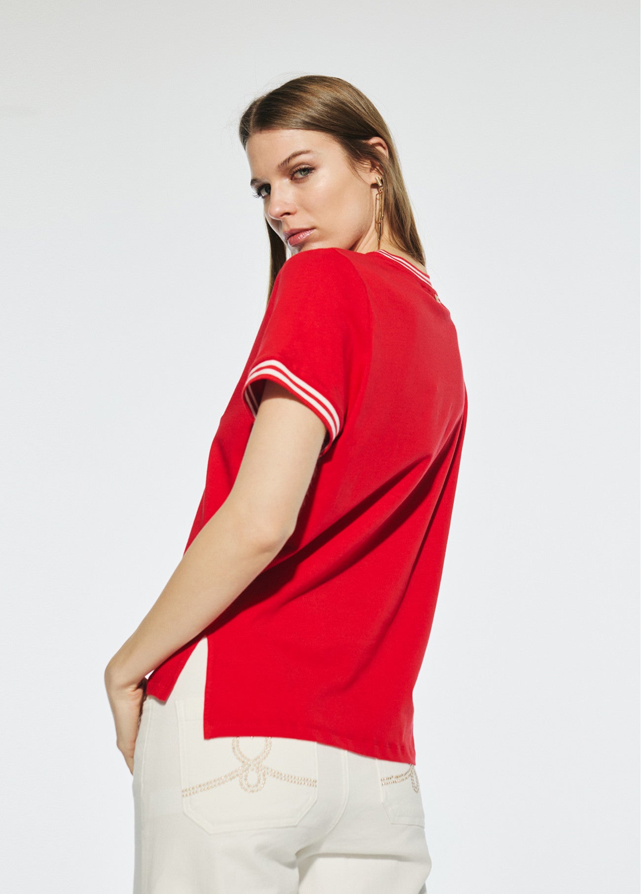 CAMISETA MANGA CORTA ROJA CON FLOR FRONTAL