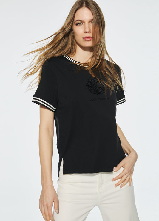 CAMISETA MANGA CORTA NEGRA CON FLOR FRONTAL