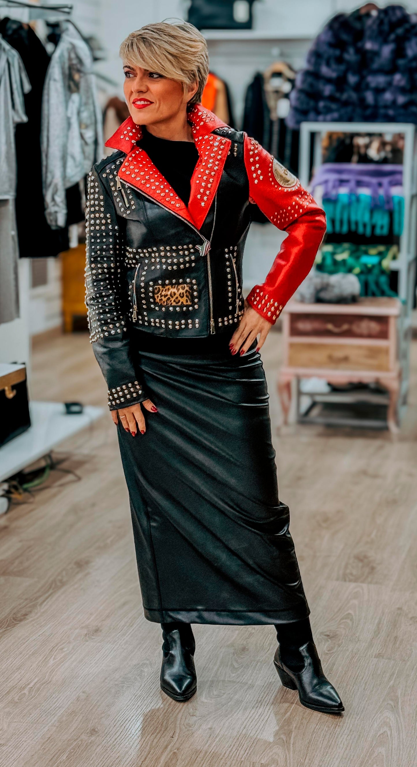CAZADORA NAPA NEGRA Y ROJA CON TACHUELAS - TALLA 44