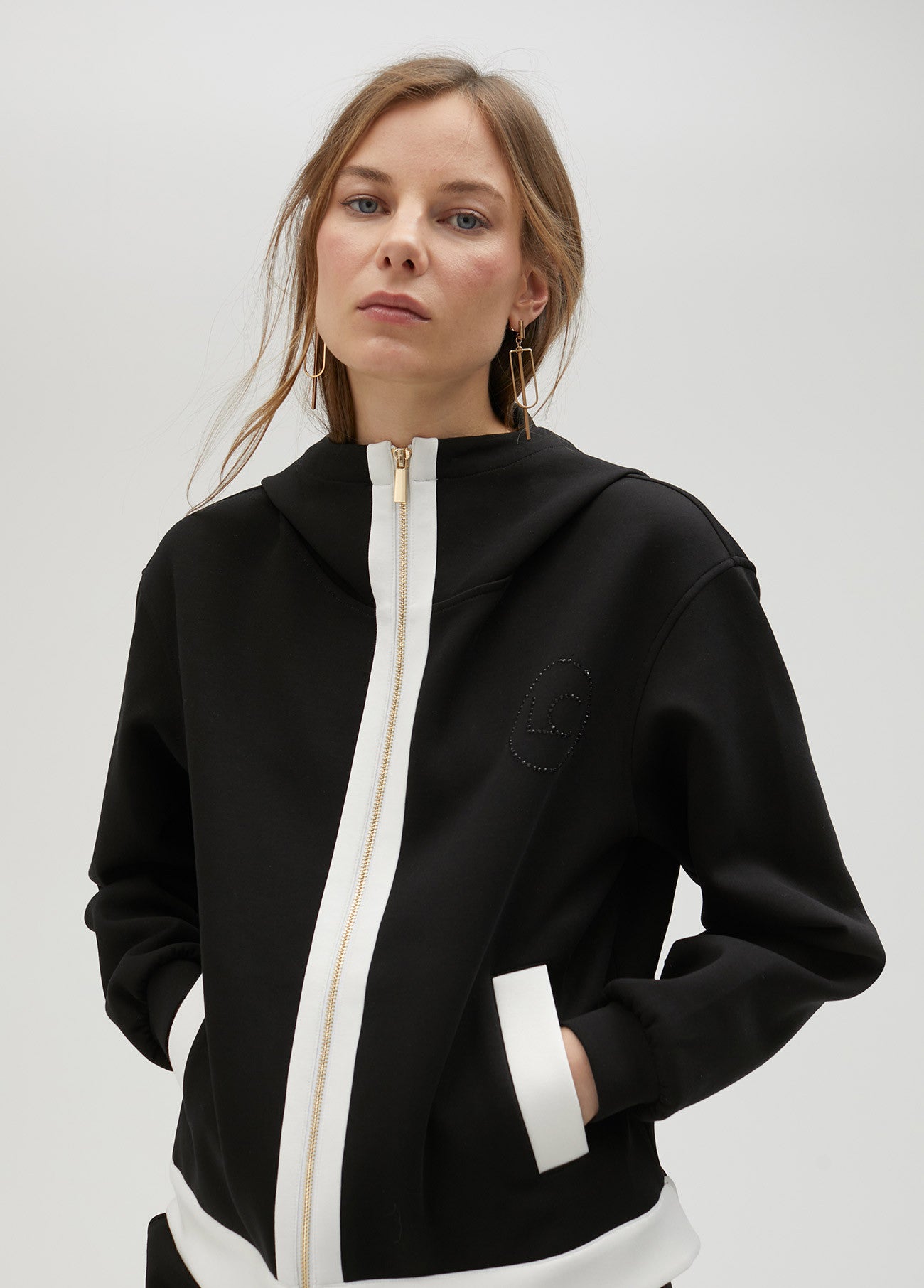 SUDADERA BICOLOR CON CAPUCHA