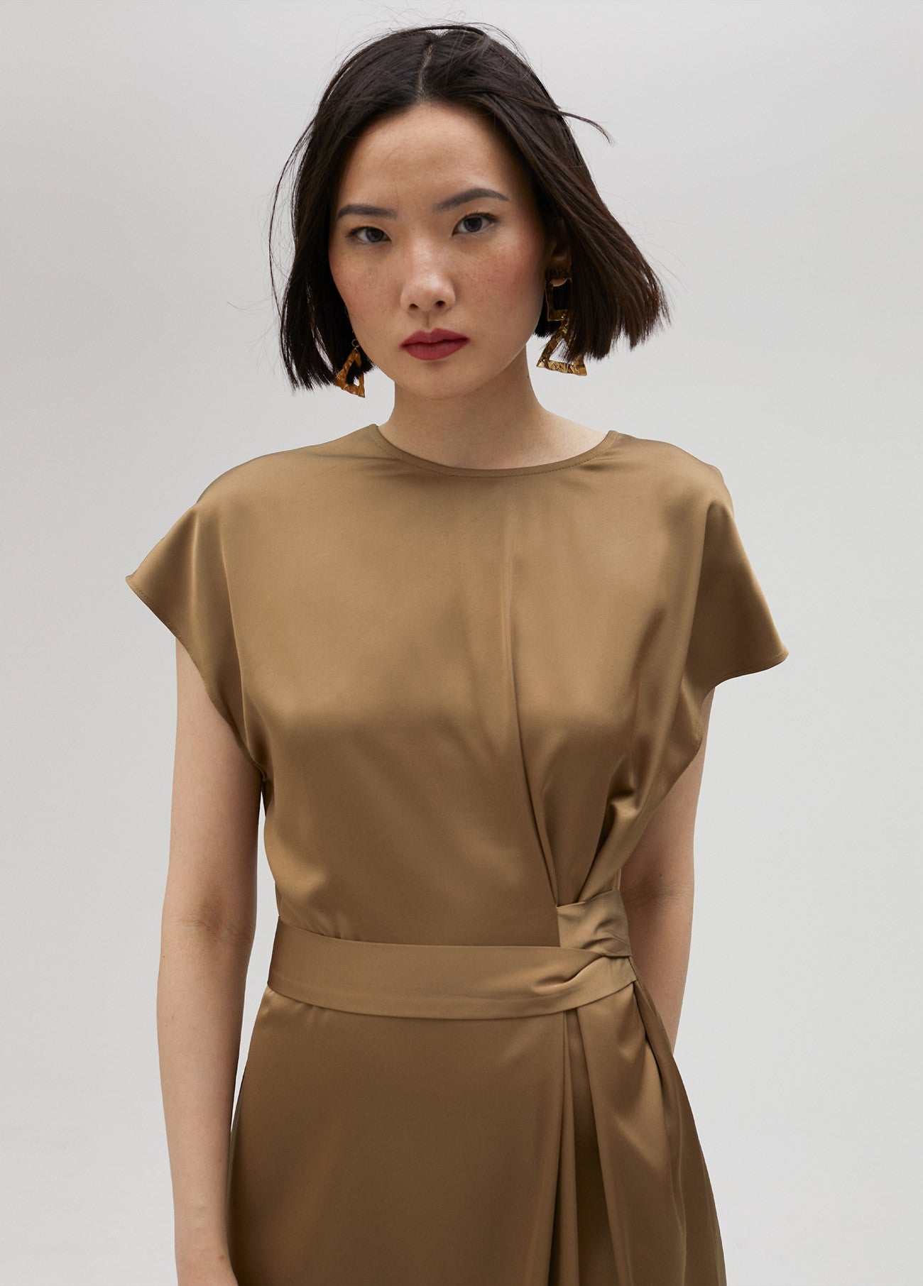 VESTIDO SATINADO ANUDADO MOSTAZA