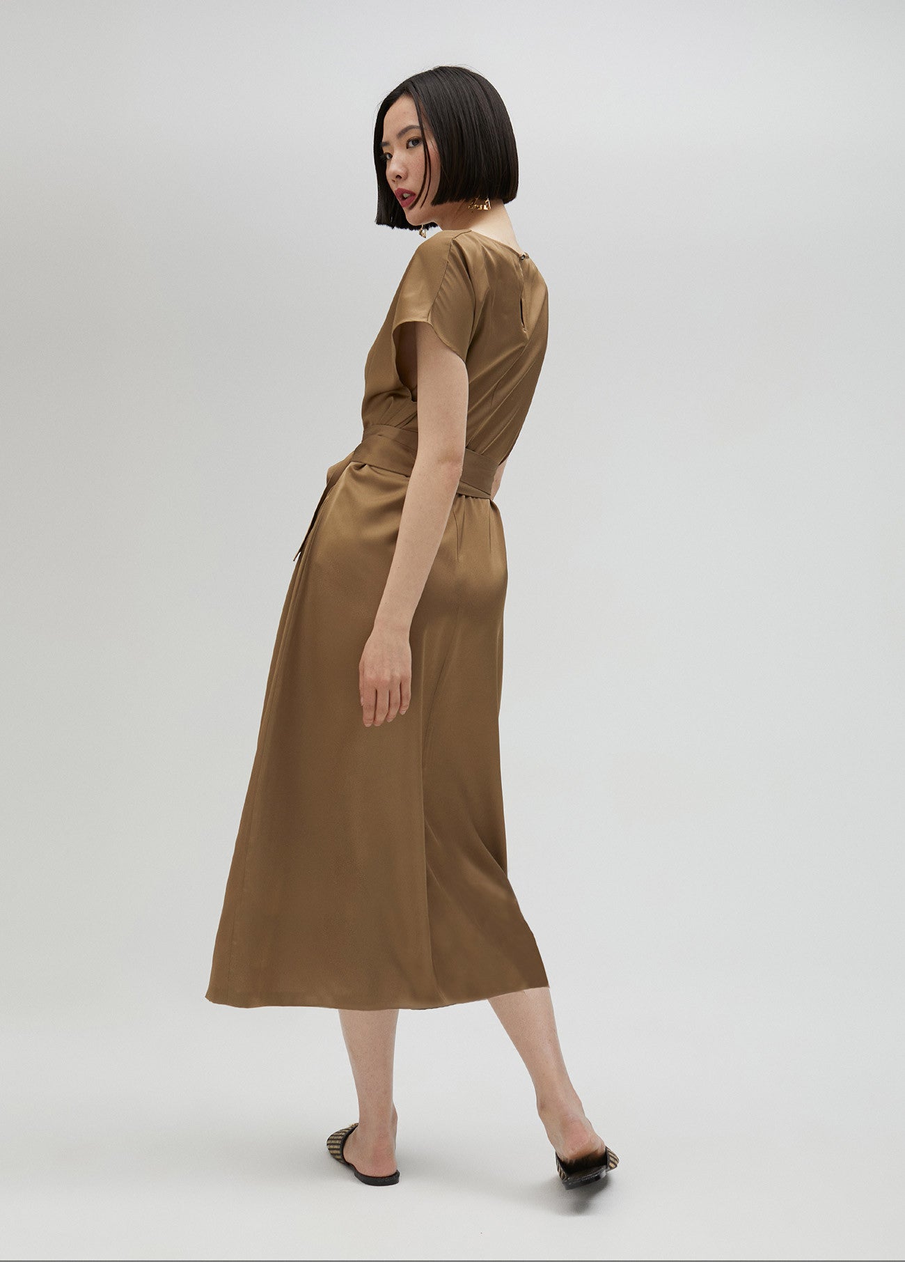VESTIDO SATINADO ANUDADO MOSTAZA