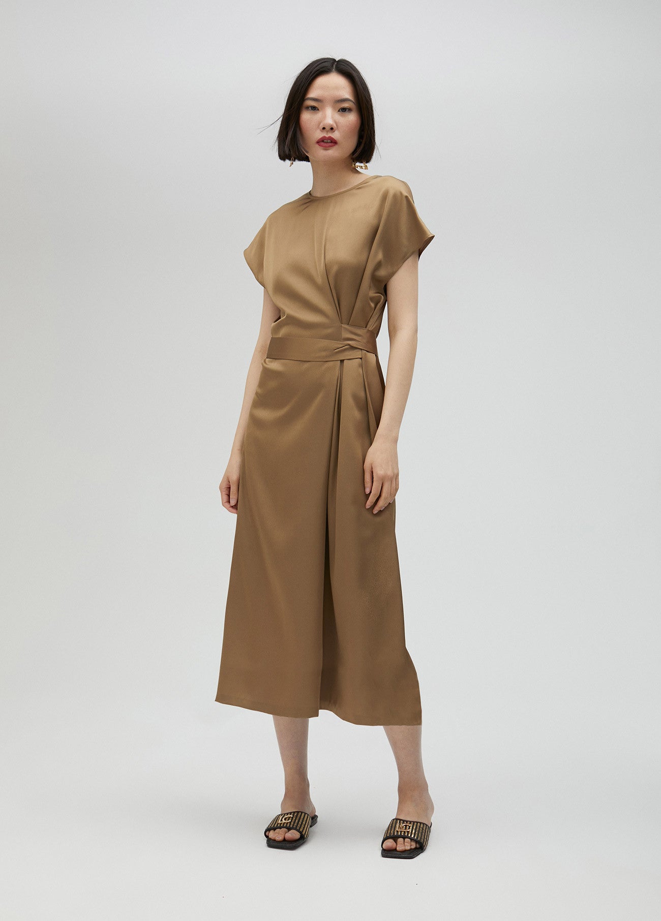 VESTIDO SATINADO ANUDADO MOSTAZA