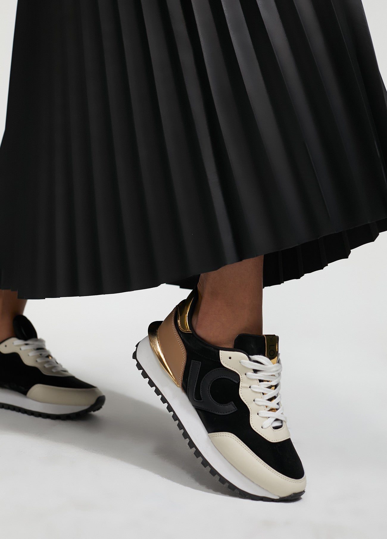 ZAPATILLAS DEPORTIVAS DETALLES DORADOS